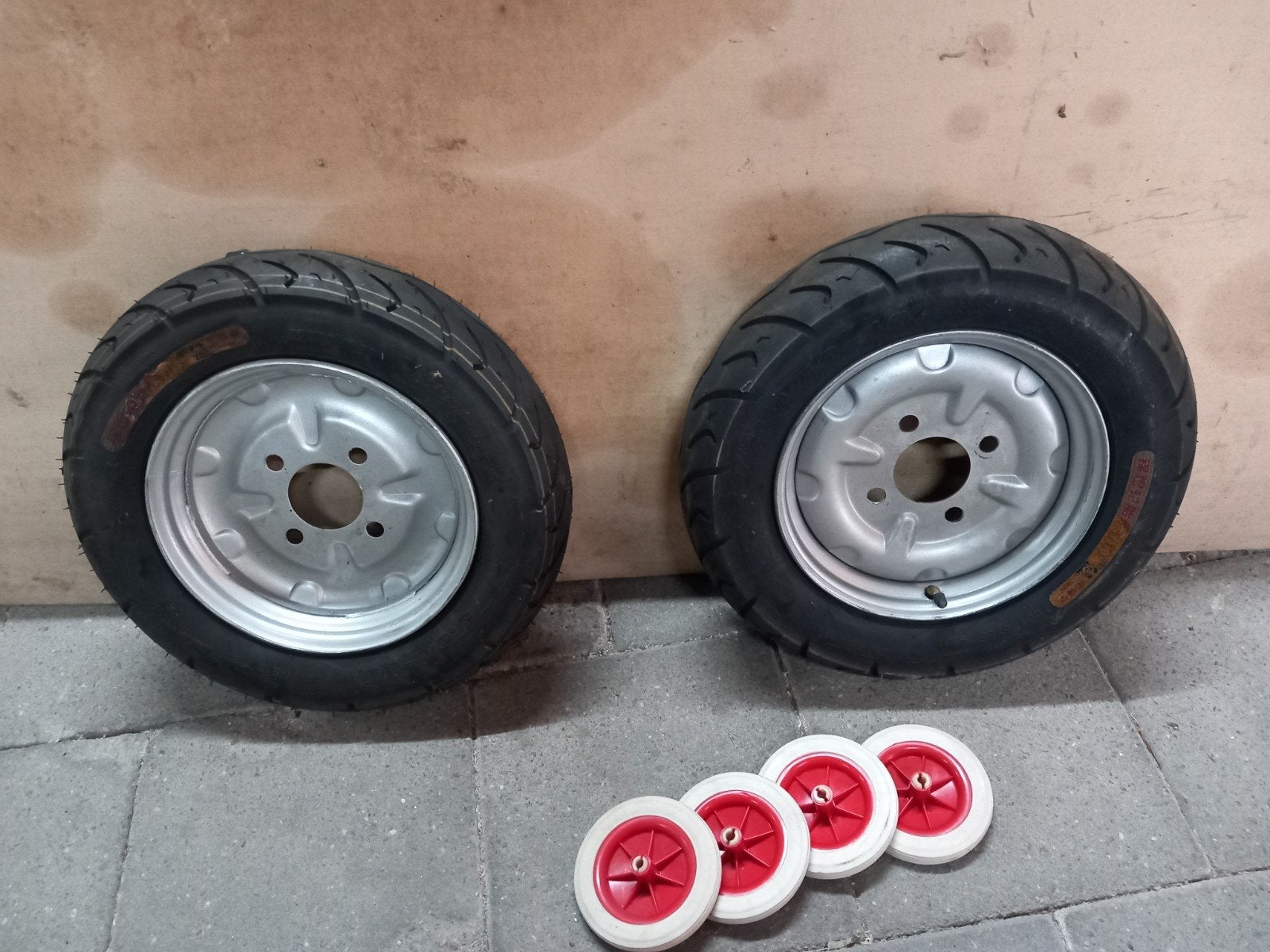 2 complete velgen met band, tevens 4 wieltjes  ,, Ophalen of Verzenden, Overige typen