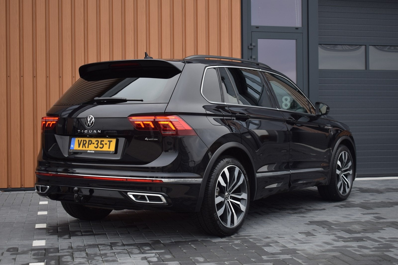 Volkswagen Tiguan 2.0 TDI 200pk DSG 4-Motion R-line | Grijs, Auto's, Dealer onderhouden, Gebruikt, 4 cilinders, Volkswagen