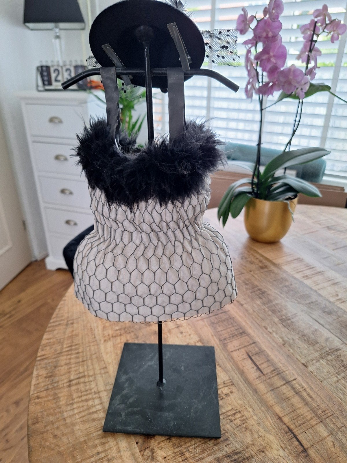 Decoratieve paspop met hoedje en veren, Ophalen, Vintage, Meerkleurig, Zo goed als nieuw
