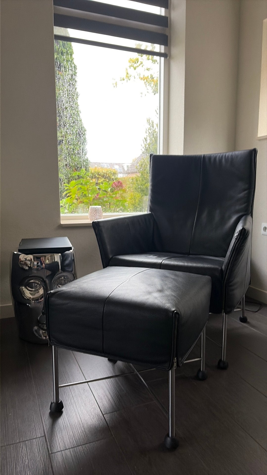 2 charly (Montis) stoelen en voetenbank, Ophalen, Zo goed als nieuw, 50 tot 75 cm, Leer