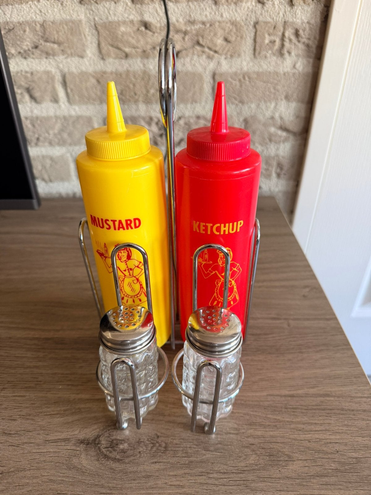 *Dinerset fifties mosterd, ketchup, peper en zout*, Ophalen of Verzenden, Zo goed als nieuw