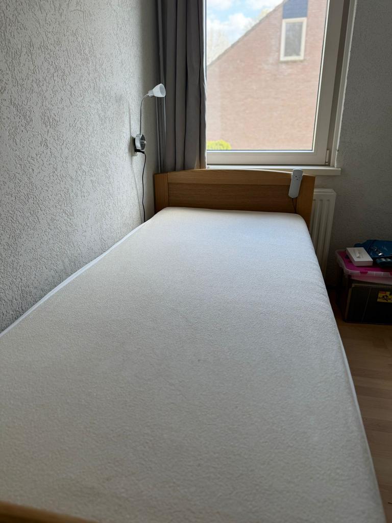 Een persoons elwktrisch verstelbaar bed, Ophalen, 90 cm, Eenpersoons, Zo goed als nieuw