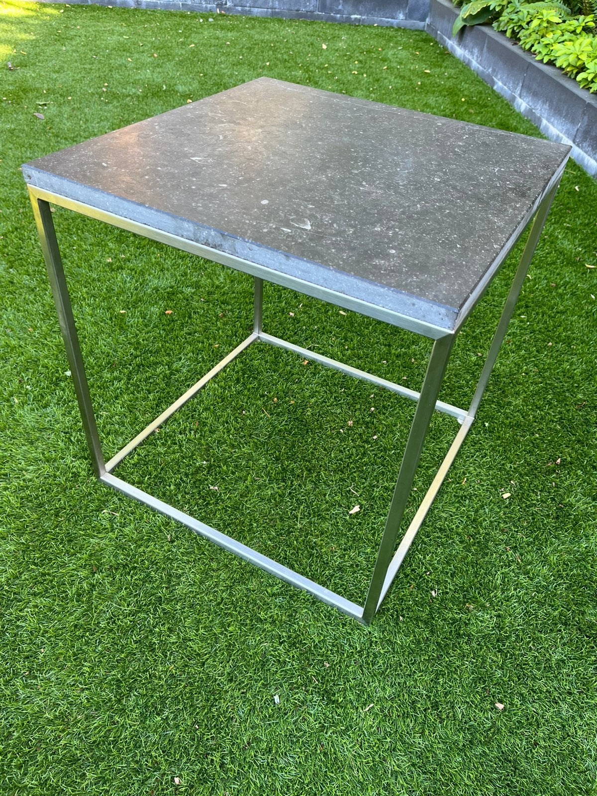 RVS tafel met Belgisch Hardsteen blad 4 stuks per stuk €50, Ophalen, Zo goed als nieuw, Rond, 50 tot 100 cm
