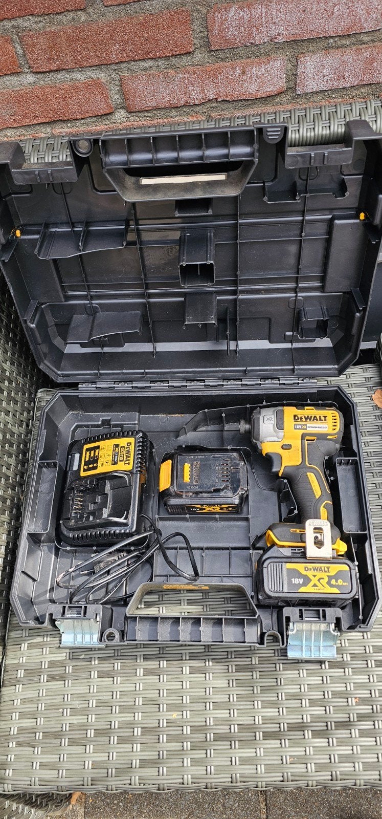 DeWalt DCF887NT Slagmoersleutel met 2x 4.0Ah accu en lader, Doe-het-zelf en Verbouw, Gereedschap | Boormachines, Ophalen of Verzenden