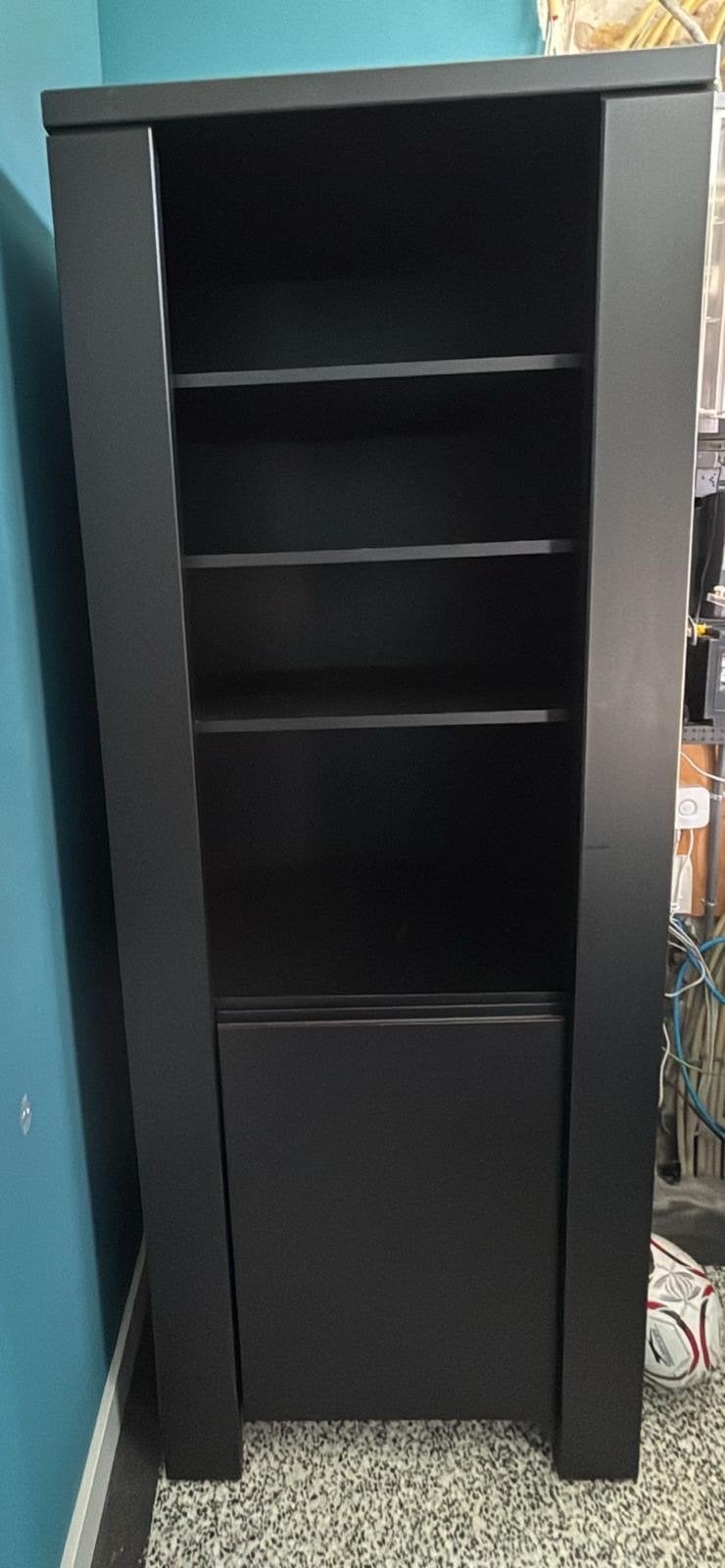 Zwarte boekenkast met deuren en planken, Ophalen, Minder dan 50 cm, Gebruikt, 150 tot 200 cm