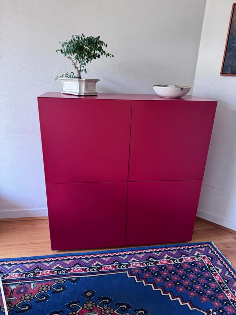 Strakke rode kast met 4 deuren - Modern design, Ophalen, Zo goed als nieuw