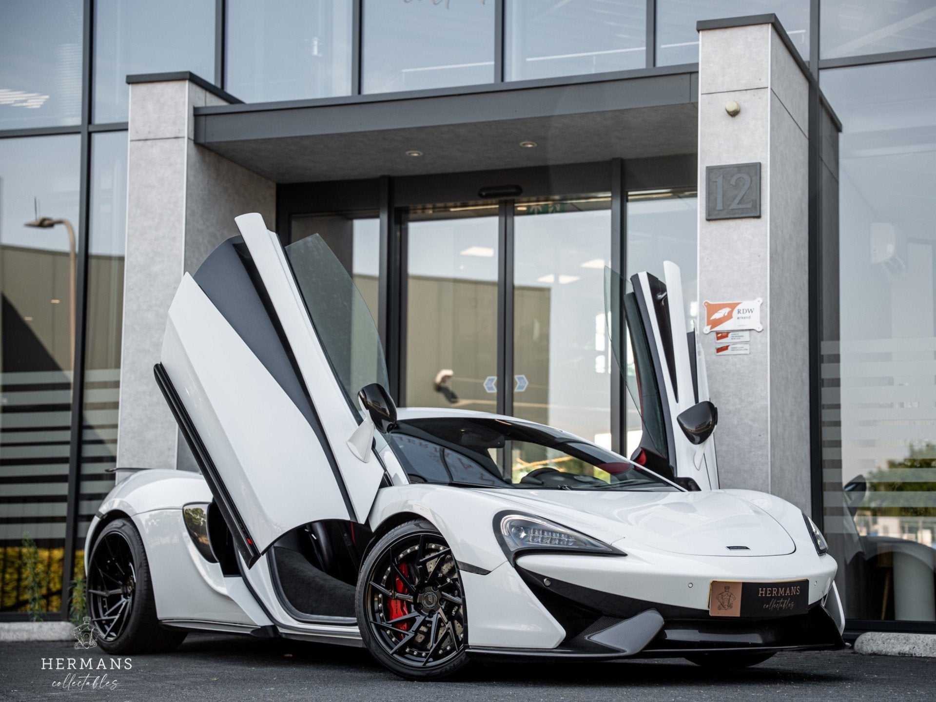 McLaren 570S 3.8 V8 / Akrapovic / Novitec / Org NL / Carbon, Auto's, McLaren, Dealer onderhouden, Gebruikt, Bedrijf, 2 stoelen