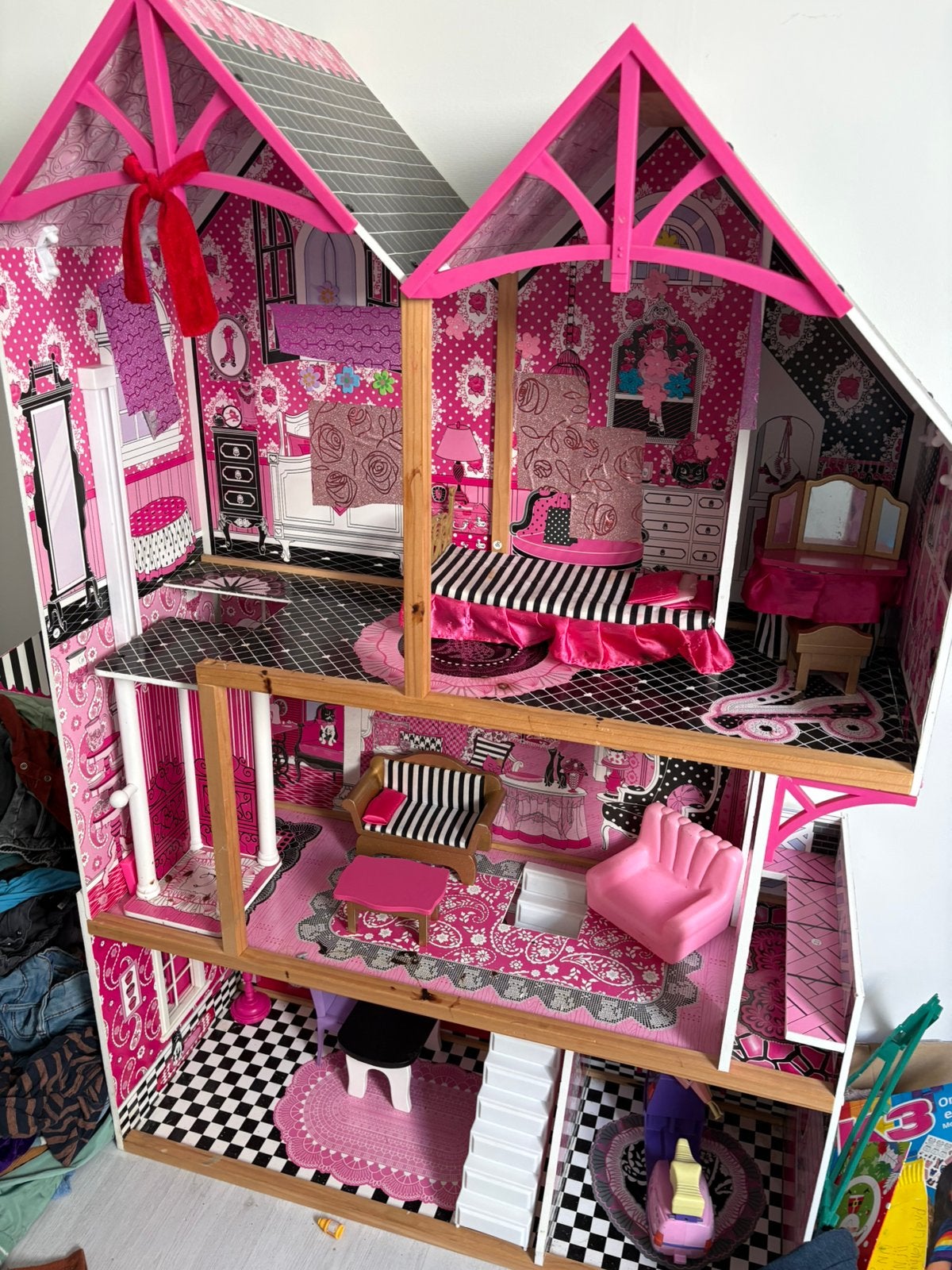 Mooi barbiehuis met toebehoren, Kinderen en Baby's, Speelgoed | Poppenhuizen, Ophalen of Verzenden, Zo goed als nieuw, Toebehoren