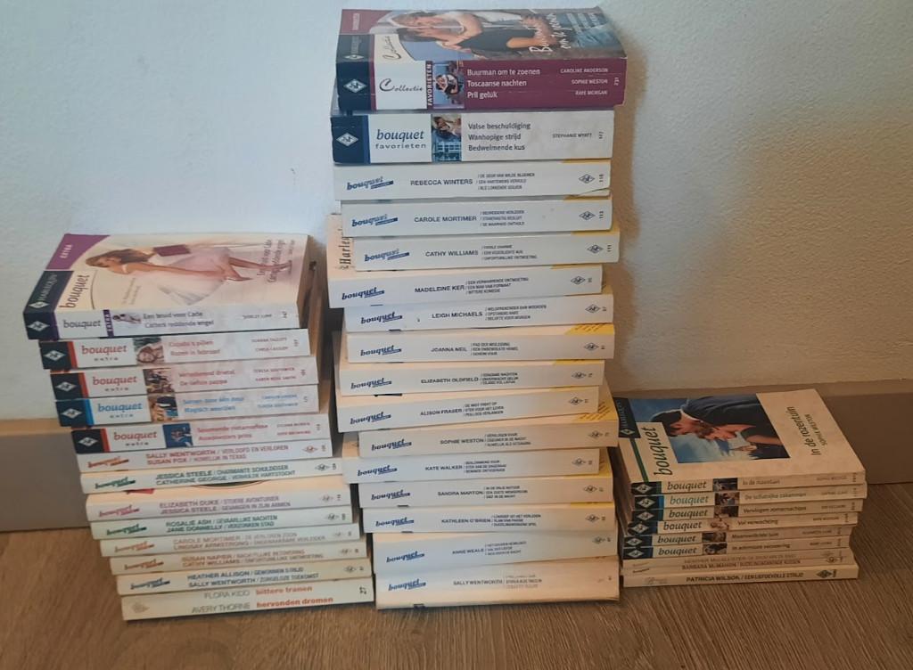 Een doos vol diverse Romans van Harlequin, Boeken, Romans, Gelezen, Nederland, Ophalen of Verzenden