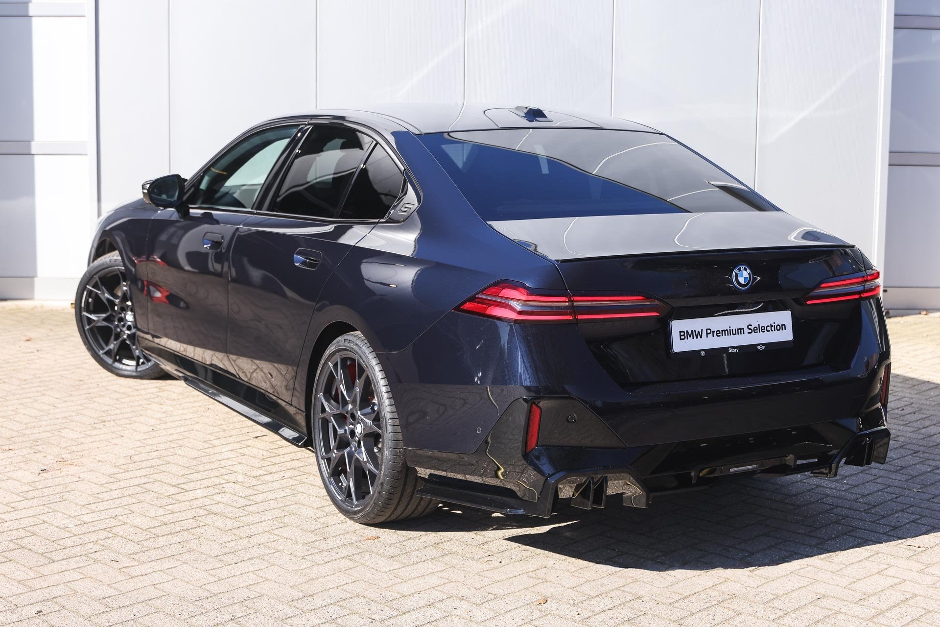 BMW i5 eDrive40 M Sport / Panoramadak / Trekhaak / Adaptieve, 2095 kg, Achterwielaandrijving, Zwart, Met garantie (alle)