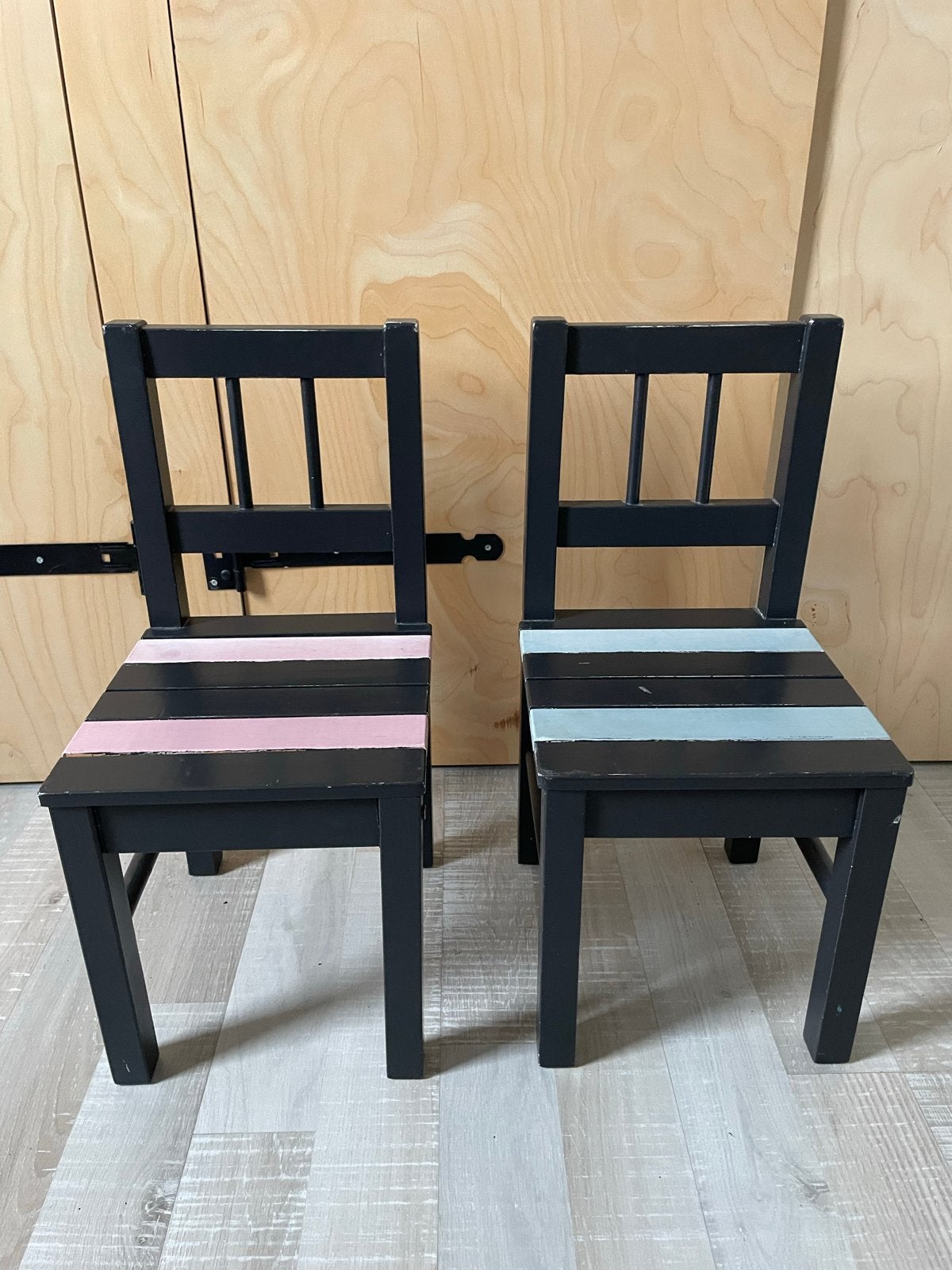 Houten kinderstoeltjes mat zwart roze blauw, Kinderen en Baby's, Kinderstoelen, Ophalen, Gebruikt, Overige typen