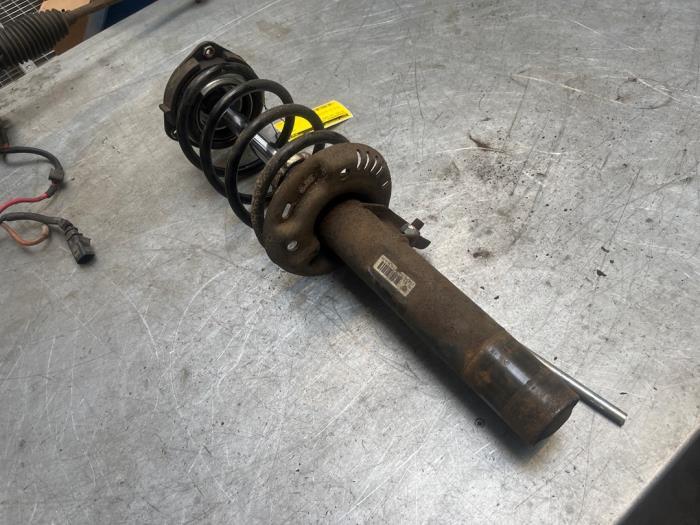 Schokdemperpoot links-voor van een Volkswagen Golf, Gebruikt, -, Volkswagen, -