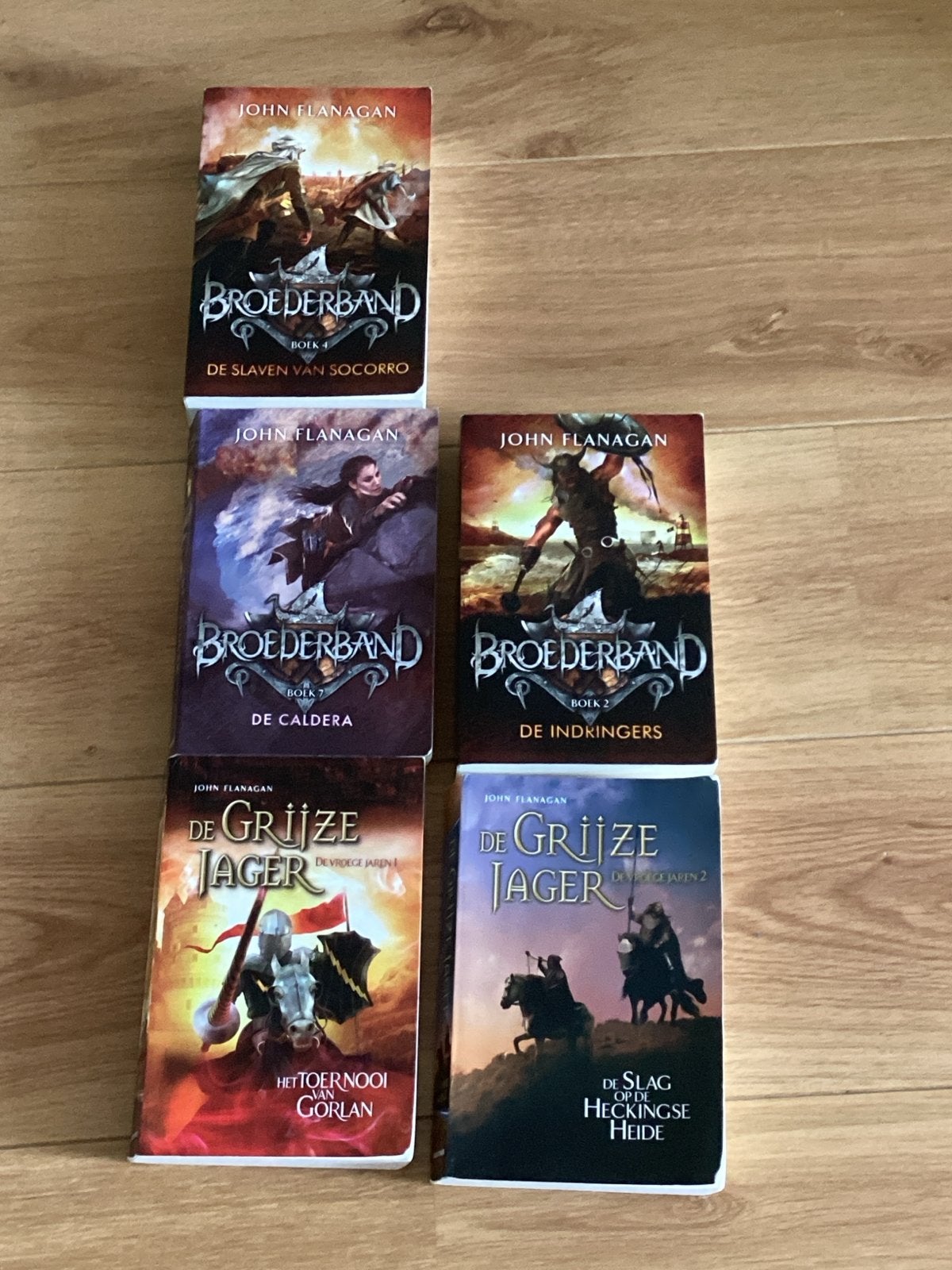 John Flanagan boeken: Broederband en De Grijze Jager, Ophalen of Verzenden, Gelezen