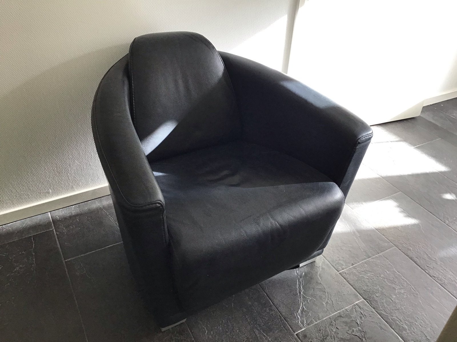 2 Lederen Fauteuils - Hoog 75cm, Breed 80cm, Zitdiepte 55cm, Ophalen, Gebruikt, Twee, Zwart
