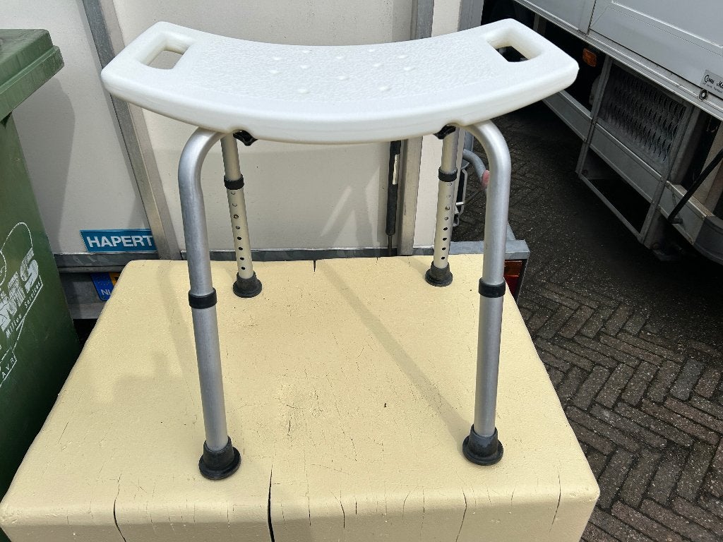 douche stoel in goede staat en schoon in hoogte verstelbaar, Ophalen, Gebruikt
