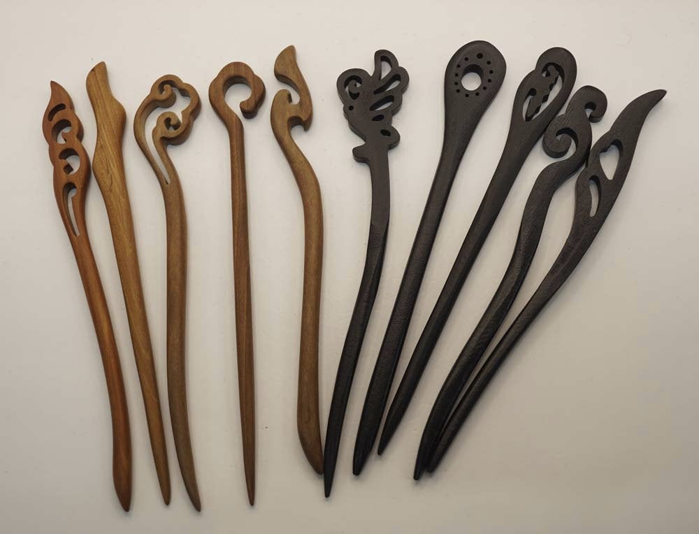 10 Veschillende houten haar stokjes 5x beige, 5x zwart