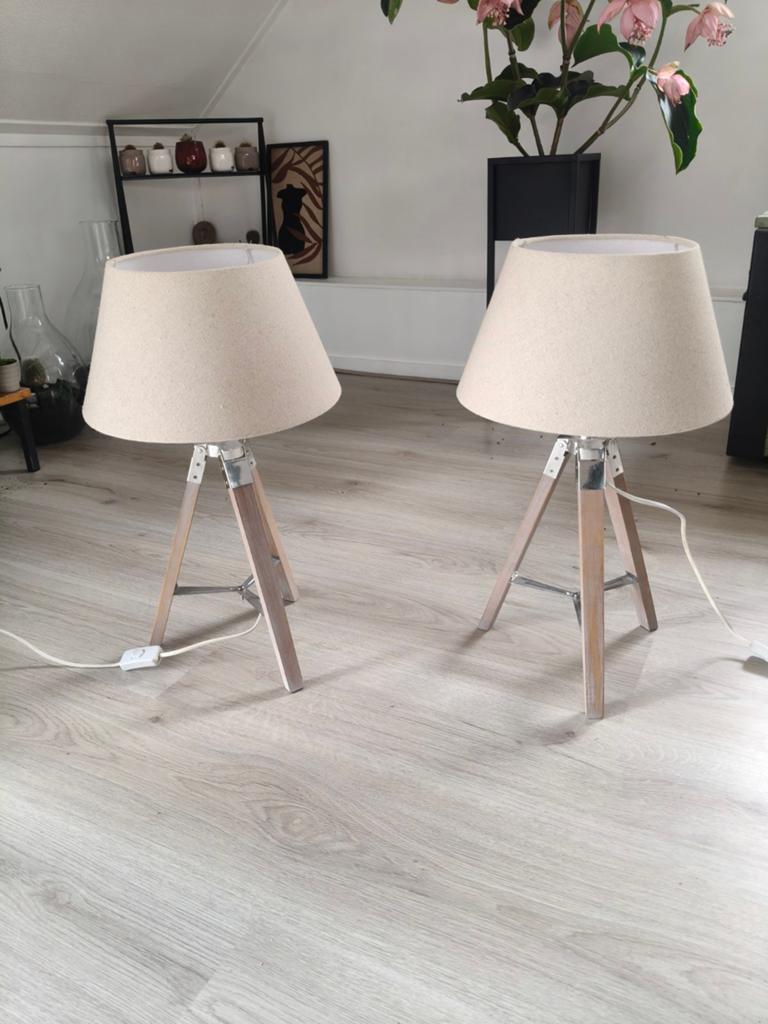 Set van 2 moderne tafellampen met houten driepoot, Ophalen, 50 tot 75 cm, Modern, Scandinavisch, Industrieel, Zo goed als nieuw