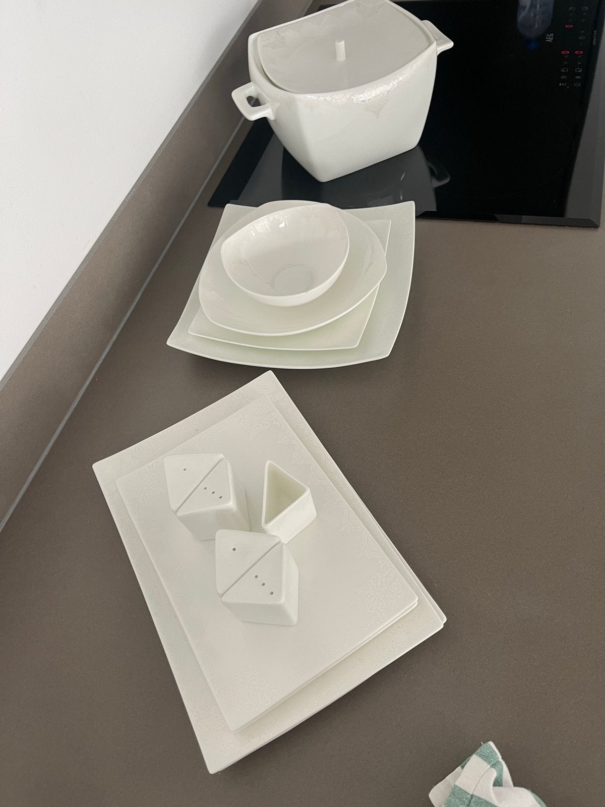 Wit servies met subtiel patroon - Compleet set - Karaca, Keramiek, Ophalen of Verzenden, Zo goed als nieuw, Effen