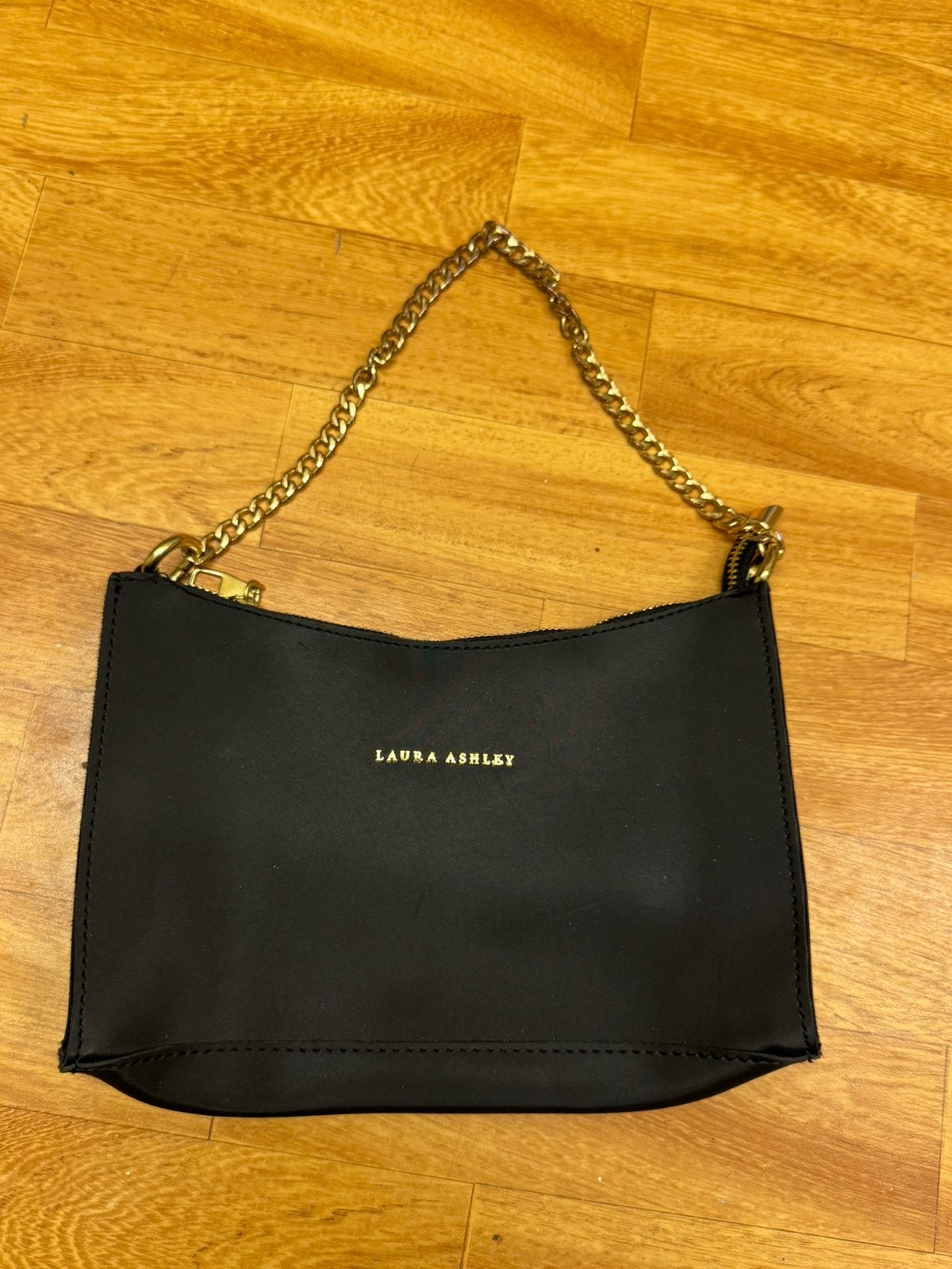 Handtas zwart met gouden draagriem Laura Ashley, Ophalen of Verzenden, Zo goed als nieuw, Zwart, Handtas