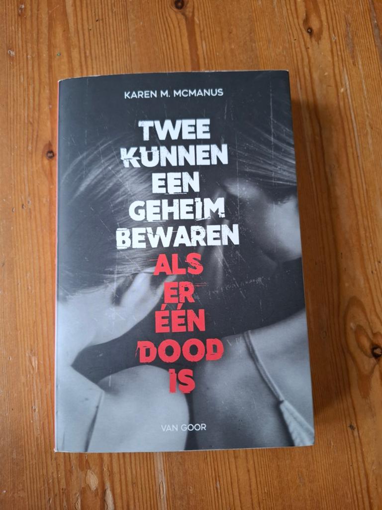 Karen M. McManus - Twee kunnen een geheim bewaren, Ophalen of Verzenden, Zo goed als nieuw, Karen M. McManus