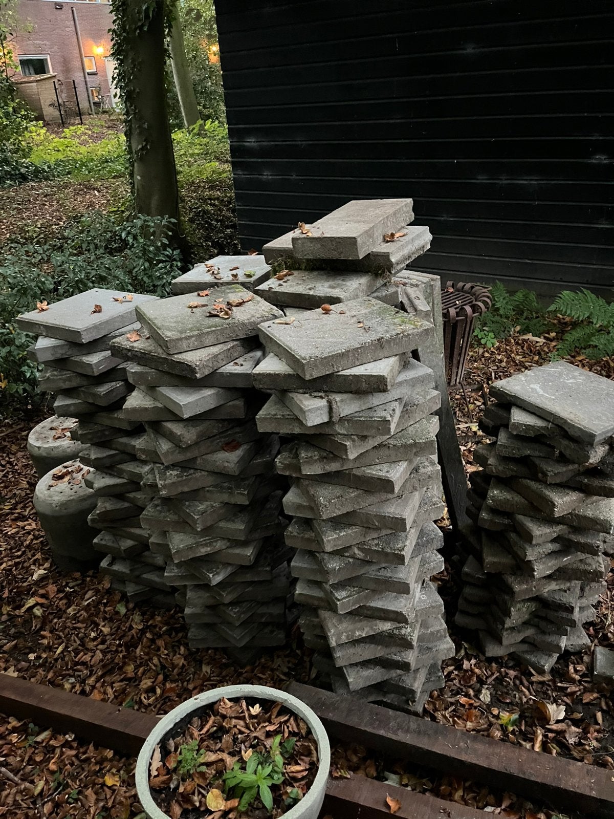 Partij stoeptegels 130 stuks 30x30; 9 opsluitbanden, Ophalen, Gebruikt, Beton, Terrastegels