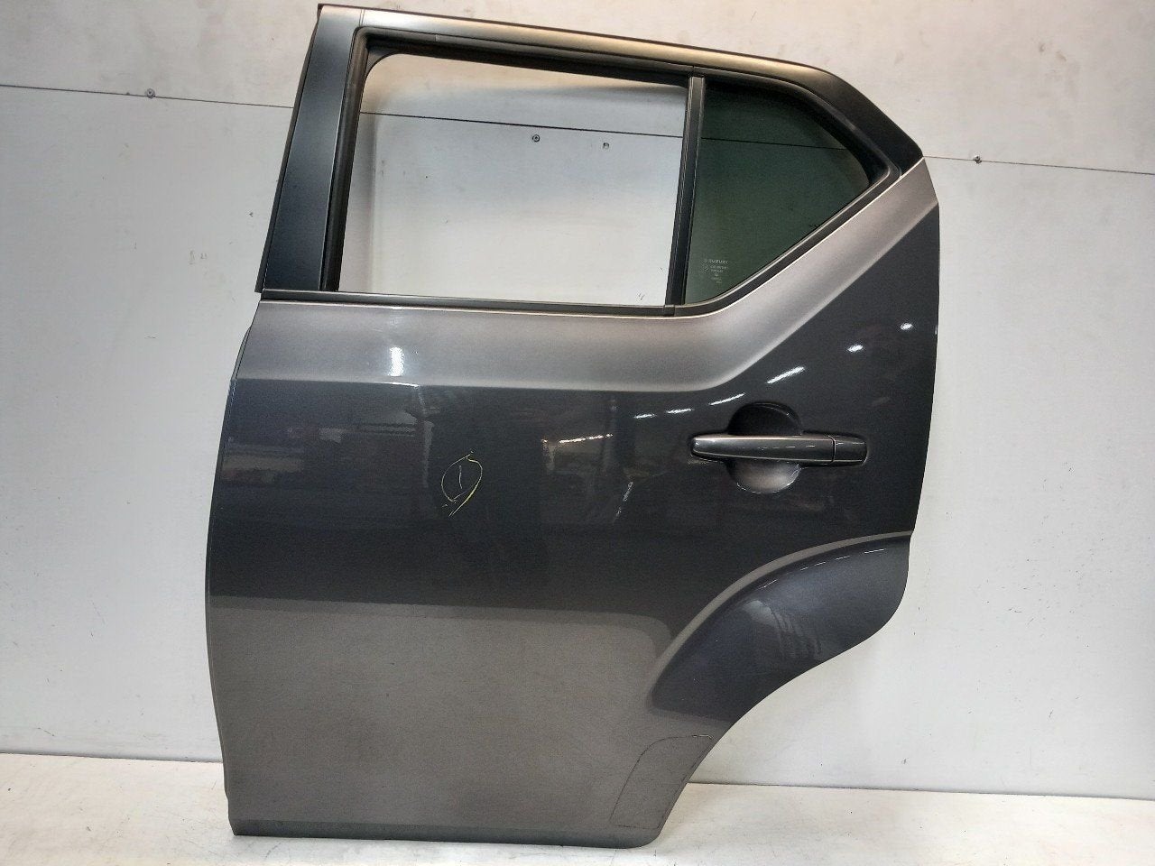 Portier links achter Suzuki Ignis, Auto-onderdelen, Onderdelen@venauto.nl, Van der Ven Autorecycling B.V., Gebruikt, Ettenseweg 76, 4706 PB Roosendaal, The Netherlands