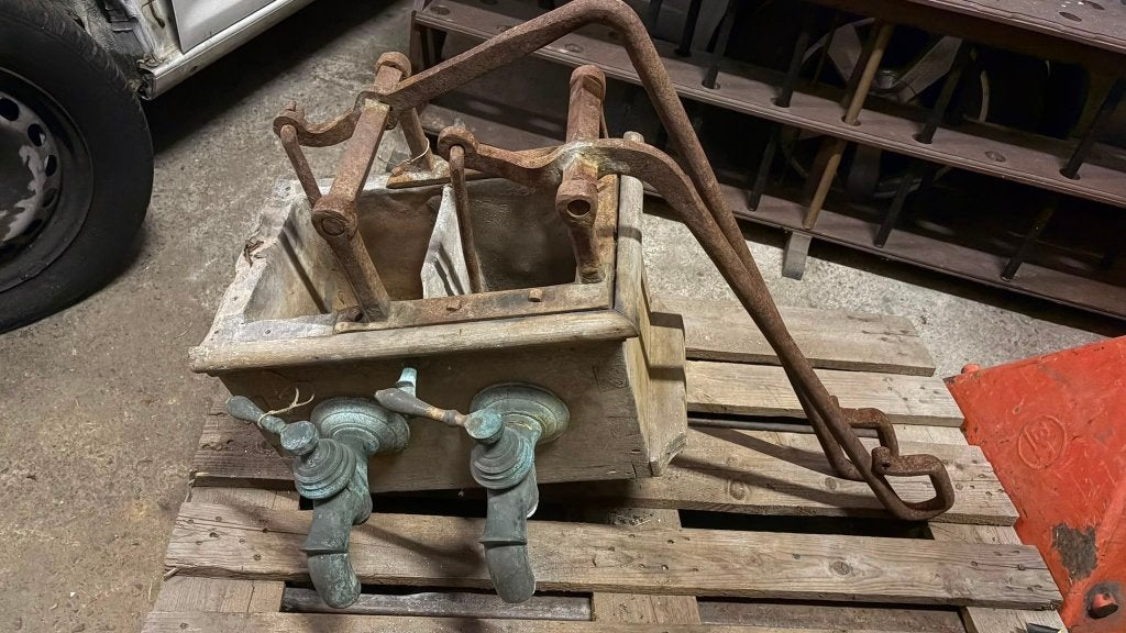 Antieke dubbele waterpomp met houten bak, Ophalen, Gebruikt, Handmatig, Overige typen
