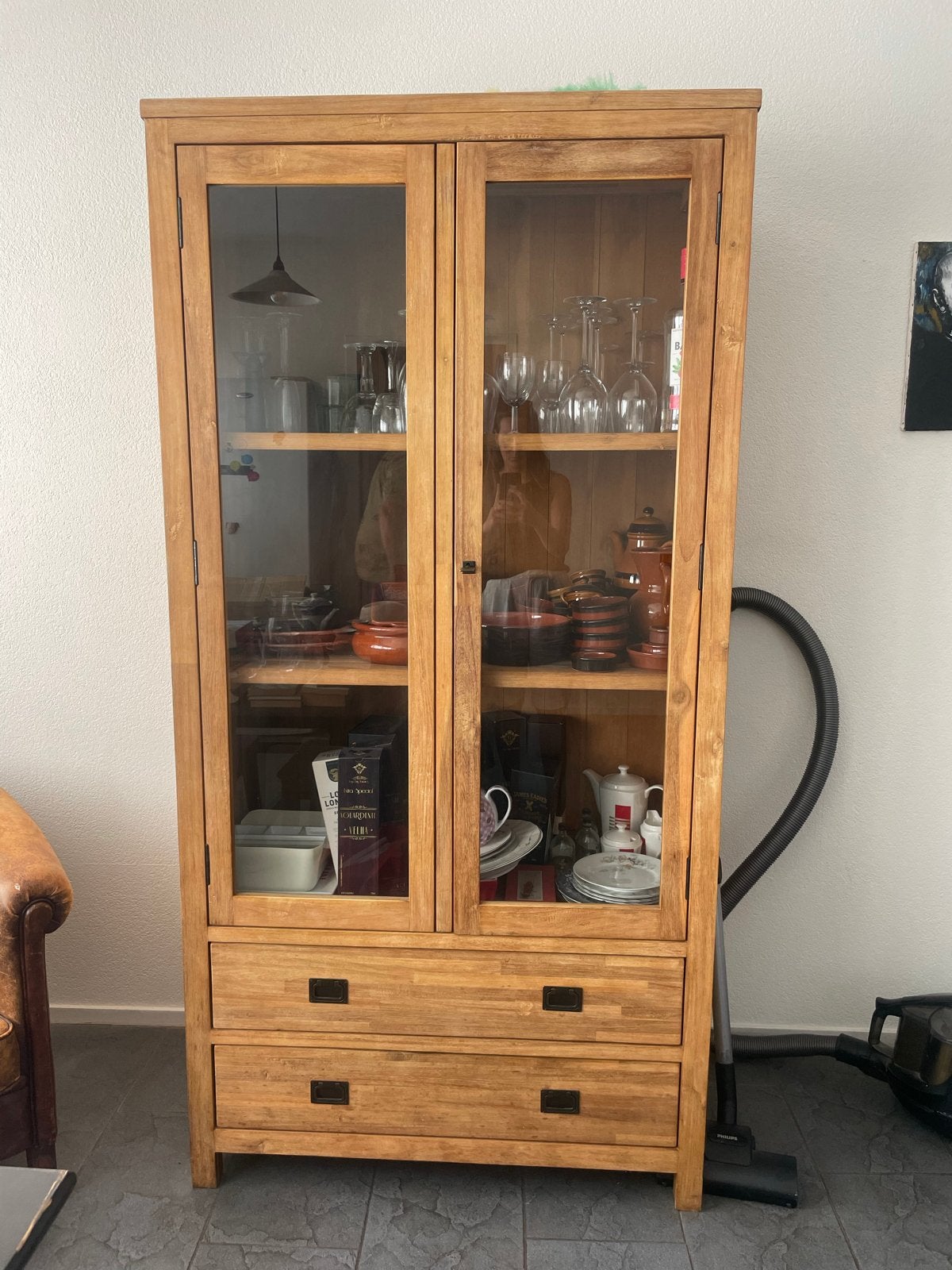 Massief houten vitrinekast met lades en glazen deuren, Huis en Inrichting, Kasten | Vitrinekasten, Ophalen, Gebruikt, 50 tot 100 cm