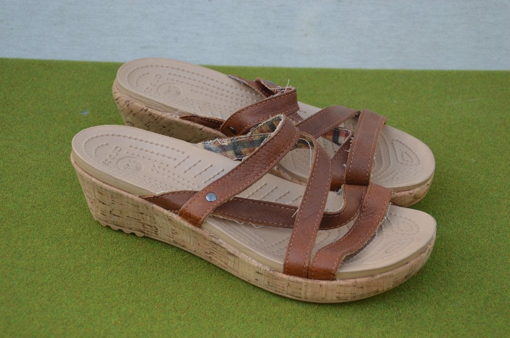 Crocs A-Leigh met sleehak, leren bandjes en kurk maat 38/39, Kleding | Dames, Schoenen, Bruin, Instappers, Ophalen of Verzenden