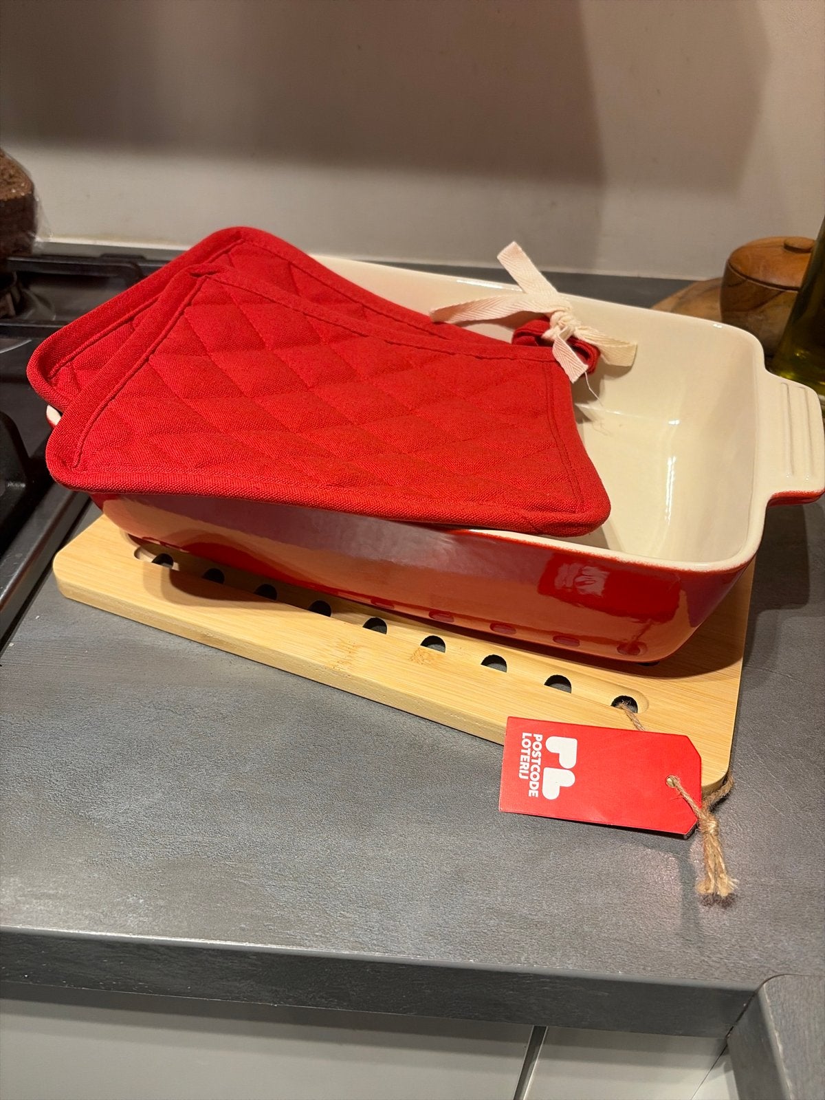 Ovenschaal met onderzetter en pannenlappen - Nieuw, Overige typen, Nieuw, Ophalen of Verzenden, Steen/keramiek