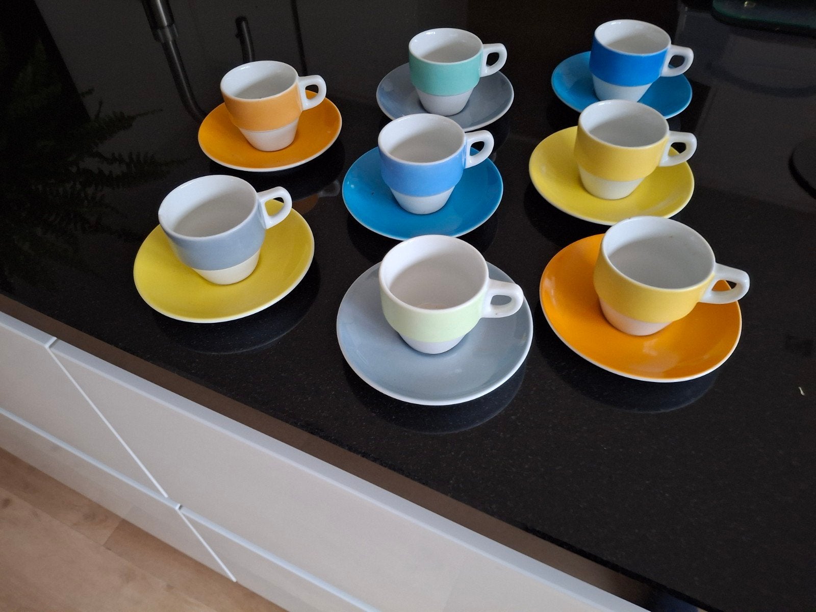 kop en schotel merk mosa, verschillende kleuren., Ophalen of Verzenden, Porselein, Overige stijlen, Kop(pen) en/of Schotel(s)