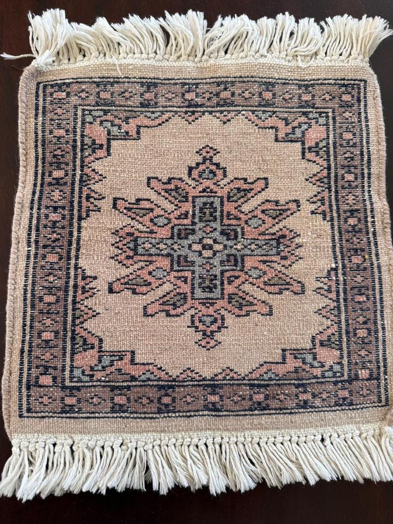 Klein Perzisch tapijtje - Handgeknoopt, Minder dan 50 cm, Gebruikt, Beige, Ophalen of Verzenden