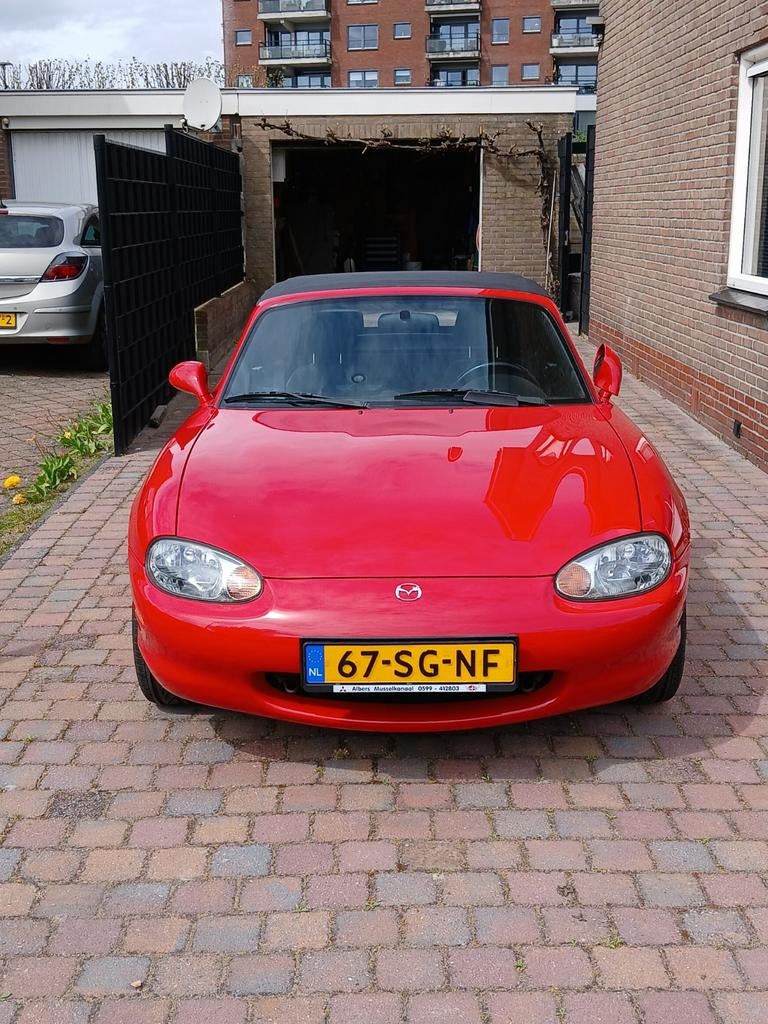 Mazda MX-5 1.6 I 1998 Rood, Achterwielaandrijving, 40 €/maand, Zwart, 4 cilinders