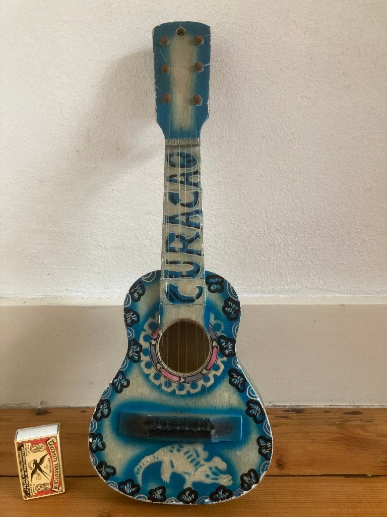 Blauw Curacao beschilderd houten klein gitaartje akoestisch, Ophalen of Verzenden, Gebruikt, Overige typen