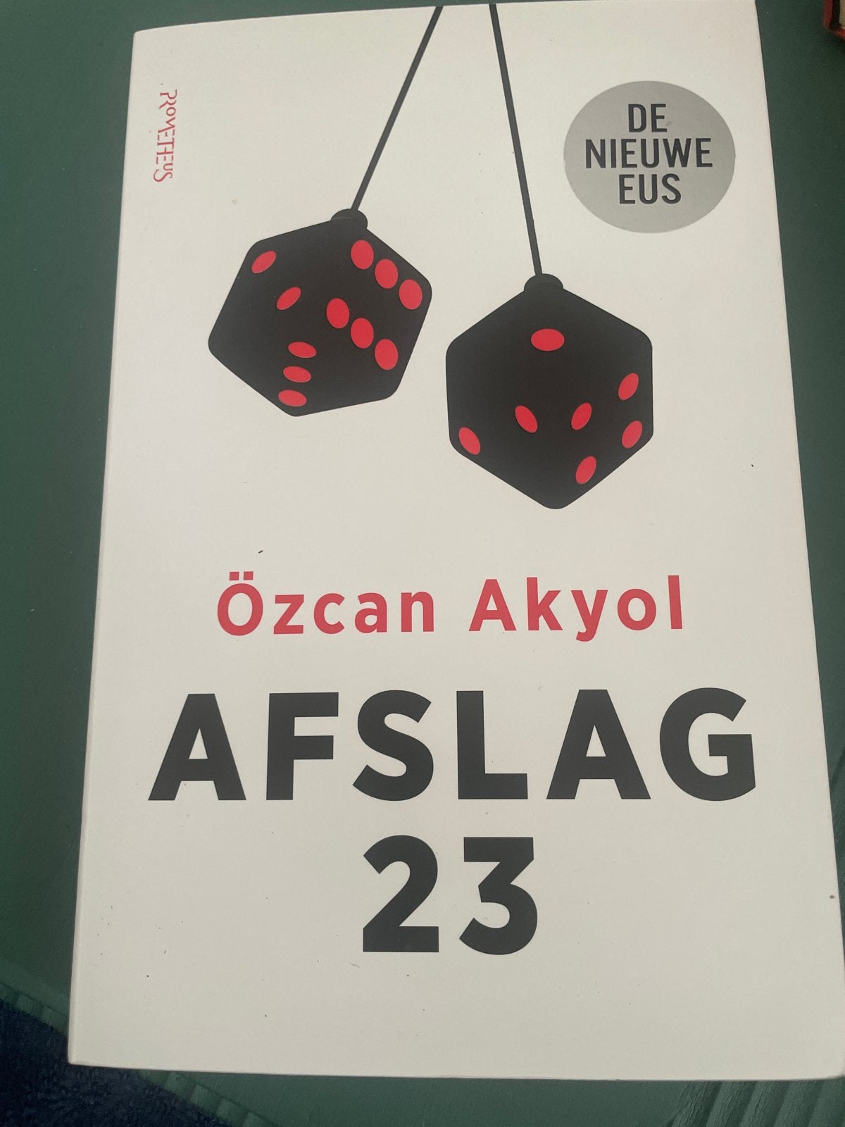Afslag 23 - Özcan Akyol (De Nieuwe Eus), Ophalen of Verzenden, Zo goed als nieuw, Nederland