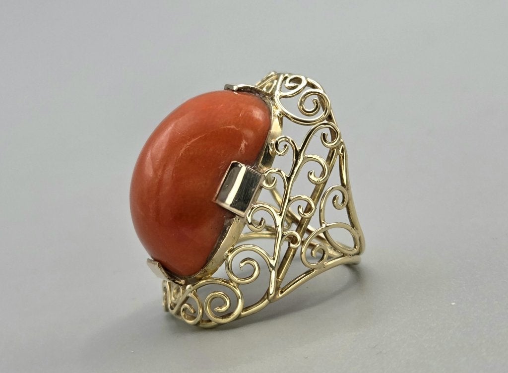 Gouden antieke ring met bloedkoraal. 2026/85