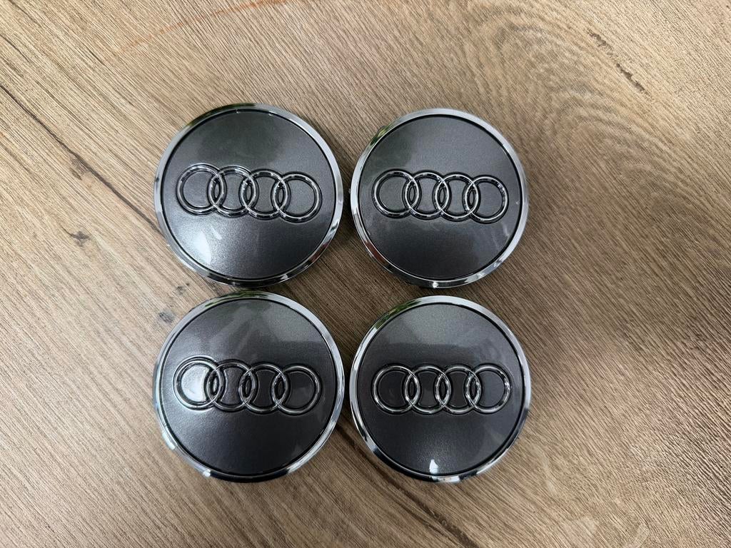 Nieuwe Audi 61mm Antraciet Naafdoppen Naafkapjes Naafkappen, Auto diversen, Wieldoppen, Ophalen of Verzenden, Nieuw