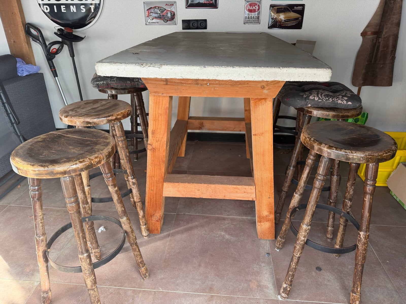 Stevige bartafel met betonnen blad en houten onderstel, Huis en Inrichting, Ophalen, Gebruikt, 50 tot 100 cm, Vijf personen of meer