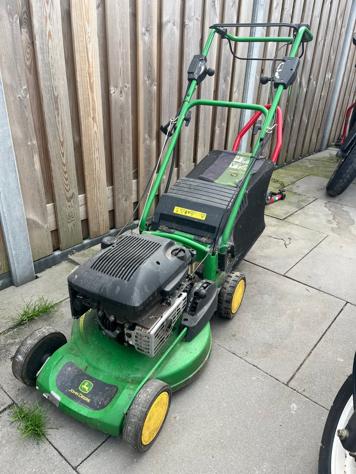 John deere grasmaaier op benzine, Tuin en Terras, Grasmaaiers, Ophalen, Zo goed als nieuw