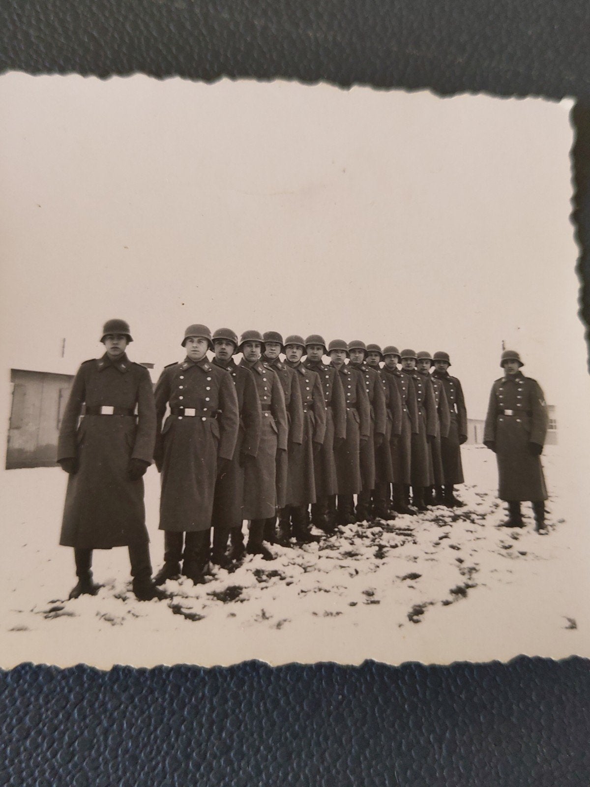 wo2foto Duitse soldaten met,helm,lange jas
verzendkosten €1,, Ophalen of Verzenden