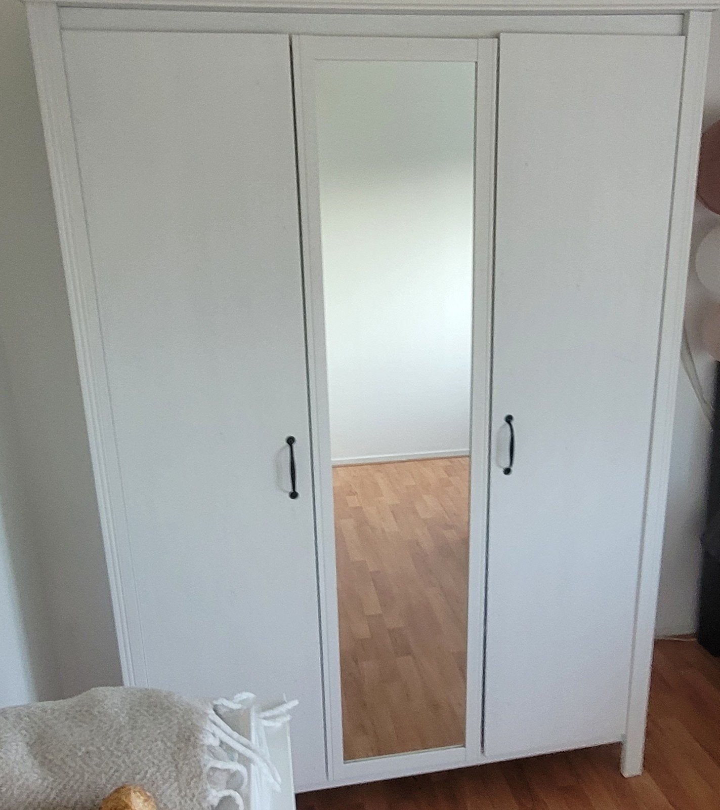 IKEA BRUSALI 3-deurs
kledingkast met spiegel in de kleur
wit, Huis en Inrichting, Kasten | Kledingkasten, Ophalen, 50 tot 75 cm