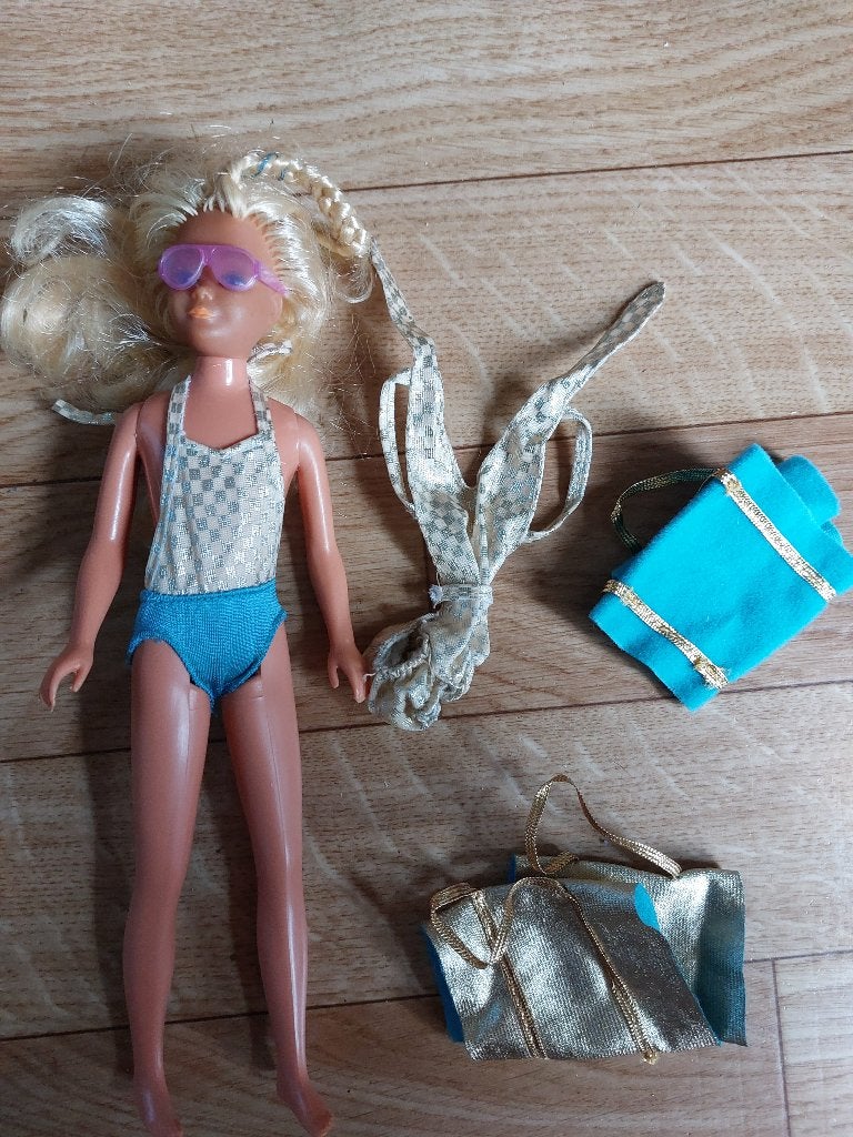 Vintage Skipper Malibu Sun gold '83 + Barbie badpak, Ophalen of Verzenden, Gebruikt, Kleertjes