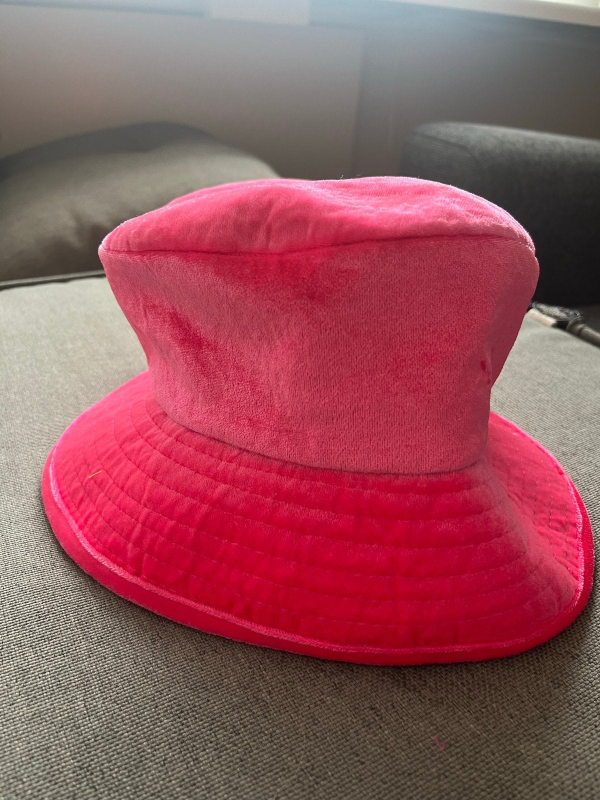 Roze fluwelen hoed  carnaval, Ophalen of Verzenden, Zo goed als nieuw, One size fits all, Hoed