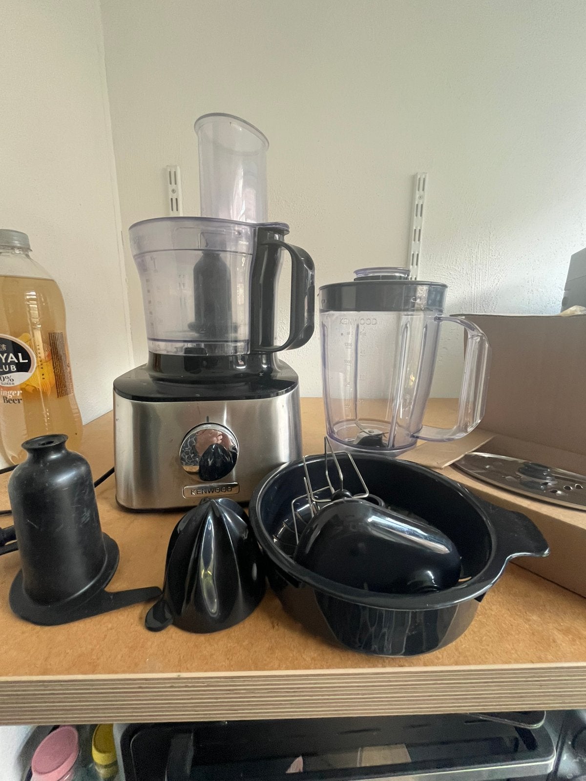 Kenwood Keukenmachine met diverse accessoires, Witgoed en Apparatuur, Keukenmixers, Gebruikt, 2 tot 3 liter, 3 snelheden of meer