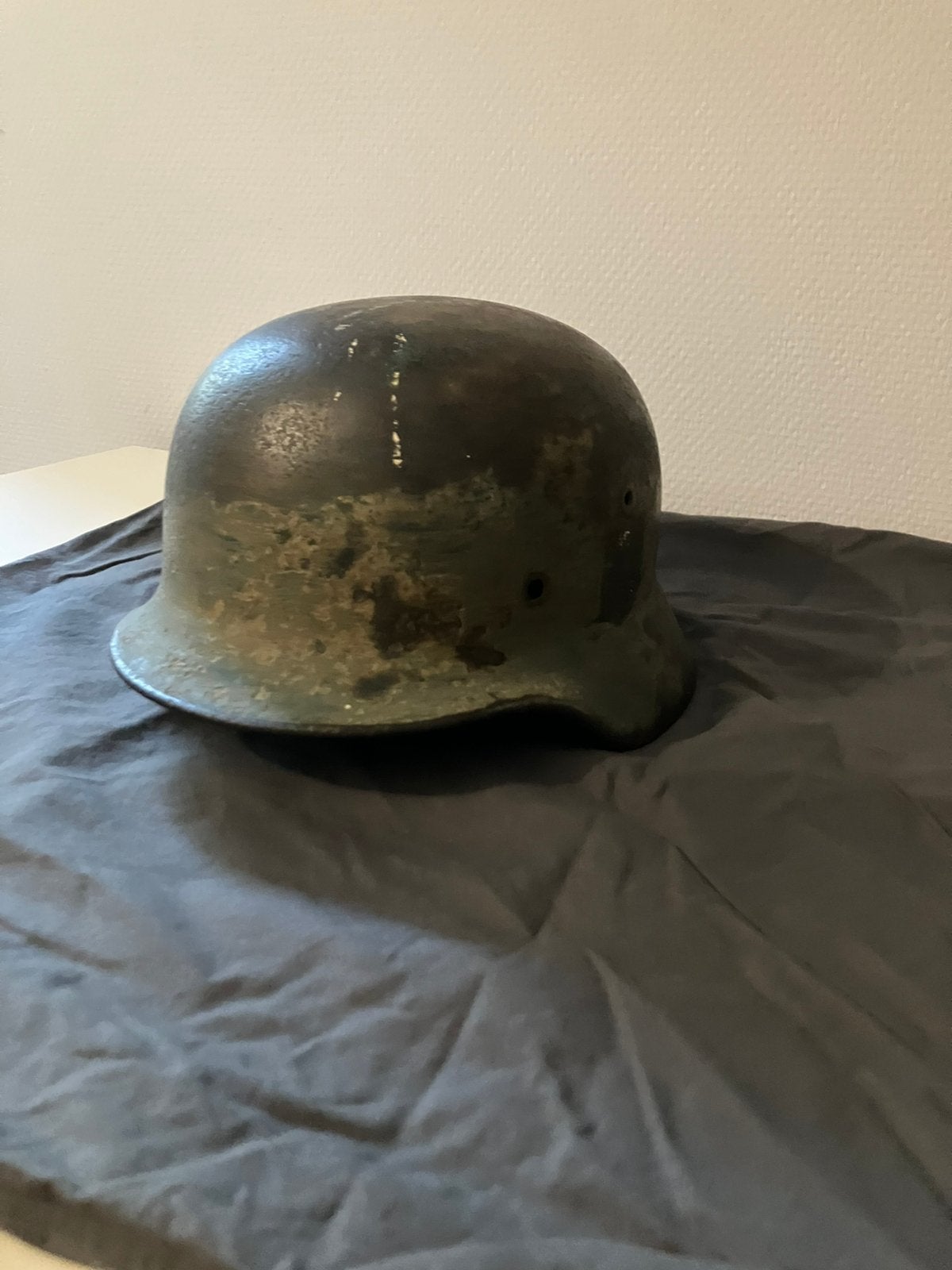 Duitse m40 helm ex-wintercamo SD, Ophalen of Verzenden, Landmacht, Duitsland, Helm of Baret