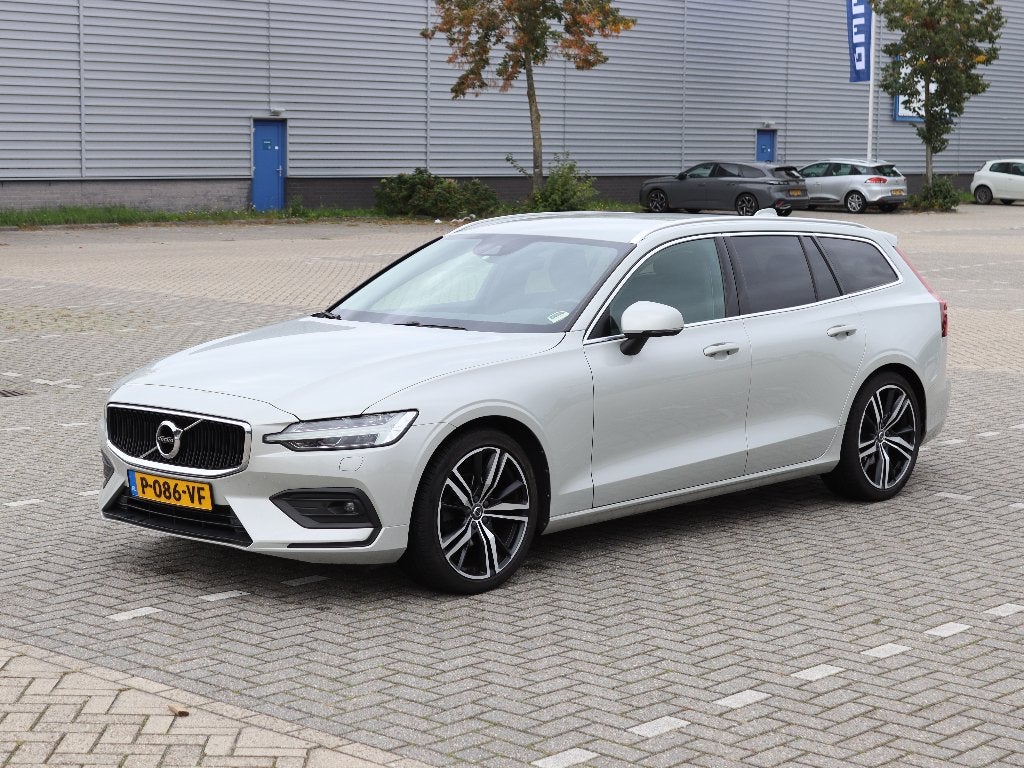 Volvo V60 D4 Momentum AUTOMAAT 2018 Grijs, Dealer onderhouden, Zwart, Leder, Diesel