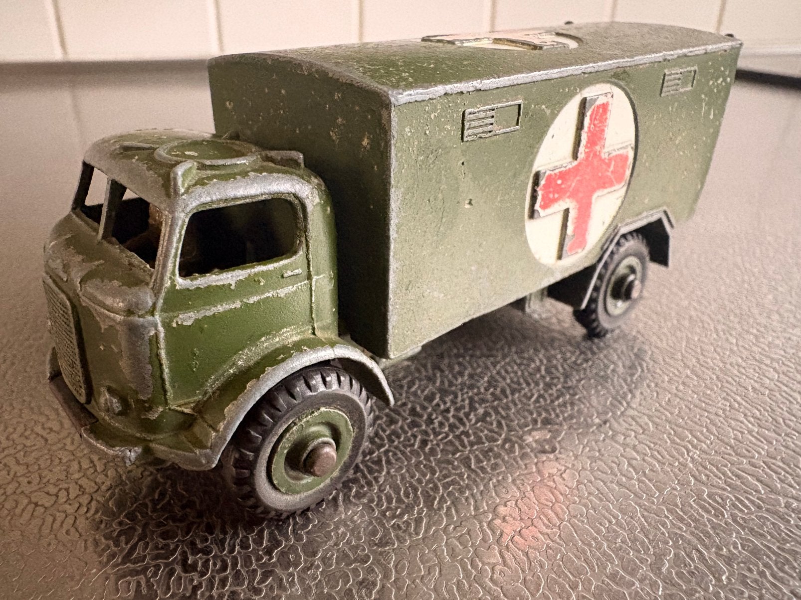 Dinky toys Militaire Ambulance nr 626, Meccano ‘50/‘60, Ophalen of Verzenden, Zo goed als nieuw, Auto, Dinky Toys