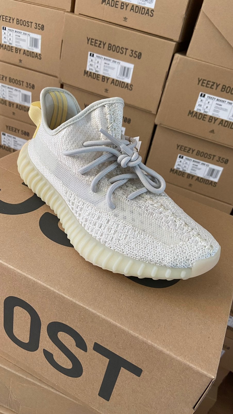 Yeezy Boost 350 V2 UV Light maat 44 2/3, Kleding | Heren, Schoenen, Ophalen of Verzenden, Nieuw, Overige kleuren