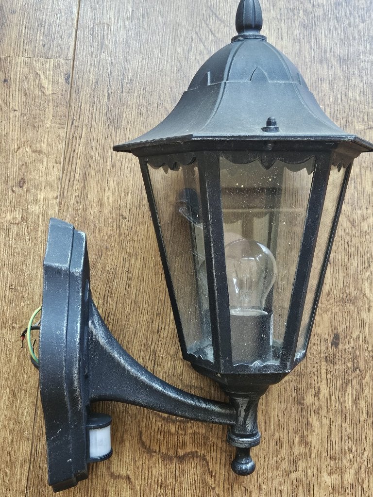 Eglo buitenlamp met sensor, Tuin en Terras, Buitenverlichting, Gebruikt, Wandlamp, Ophalen of Verzenden, Waterbestendig