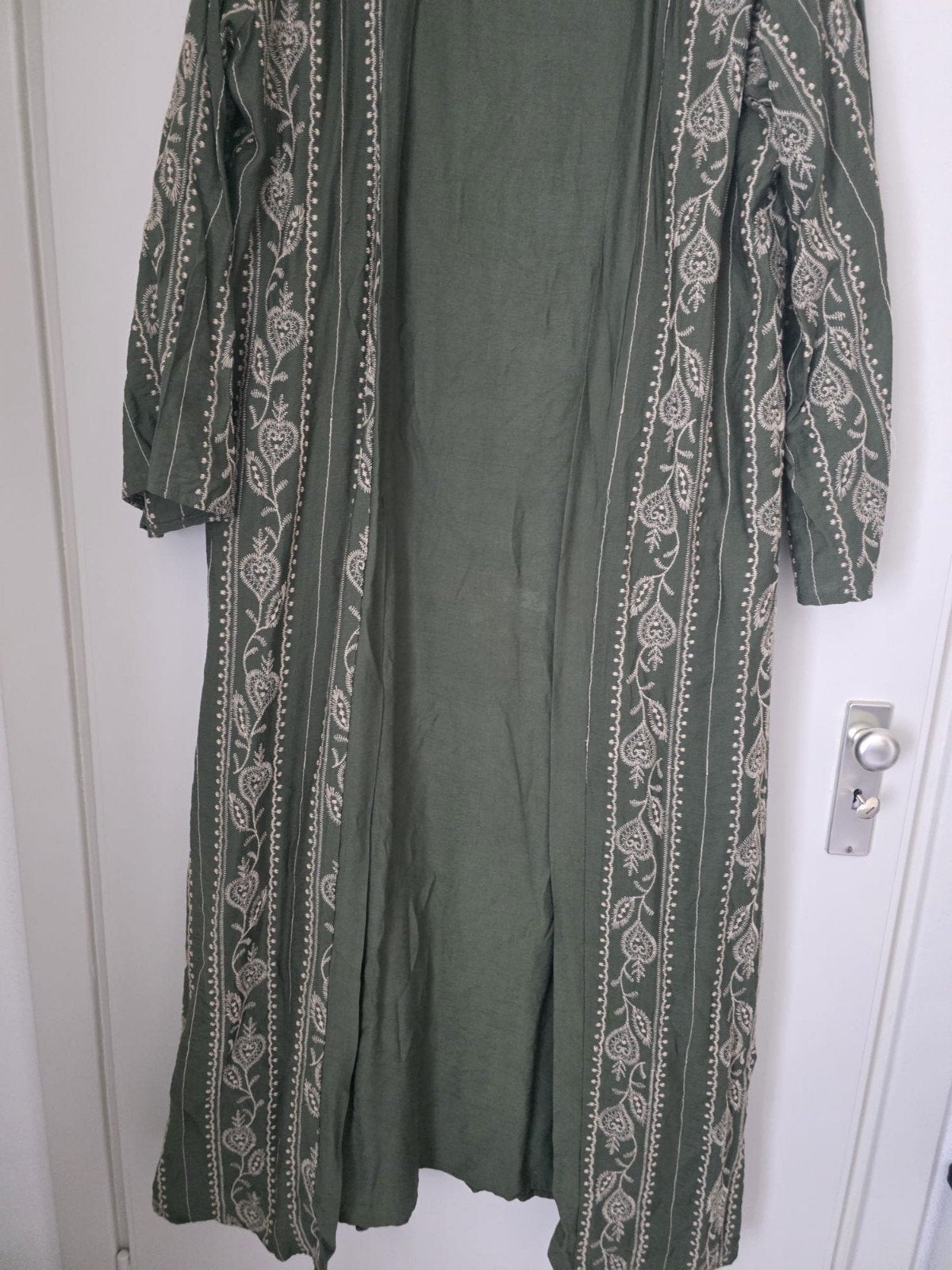 Lange kaki groene kimono met borduursels, Maat 38/40 (M), Nieuw, Ophalen of Verzenden, Onbekend
